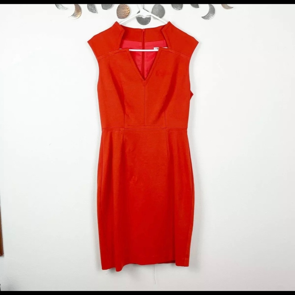 Trina Turk Woman's Sz 8 Red Orange Structured V Neck Sleeveless Sheath Dress